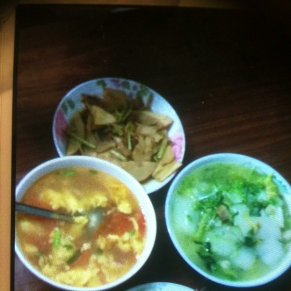 鲜笋炒腊肉,先将<a style='color:red;display:inline-block;' href='/shicai/ 42'>春笋</a>切成均匀的片状，放锅里焯水，捞起备用。