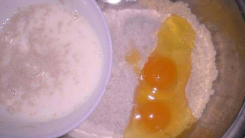 红枣发糕,温牛奶中加入适量的酵母搅拌均匀后倒入面粉中
