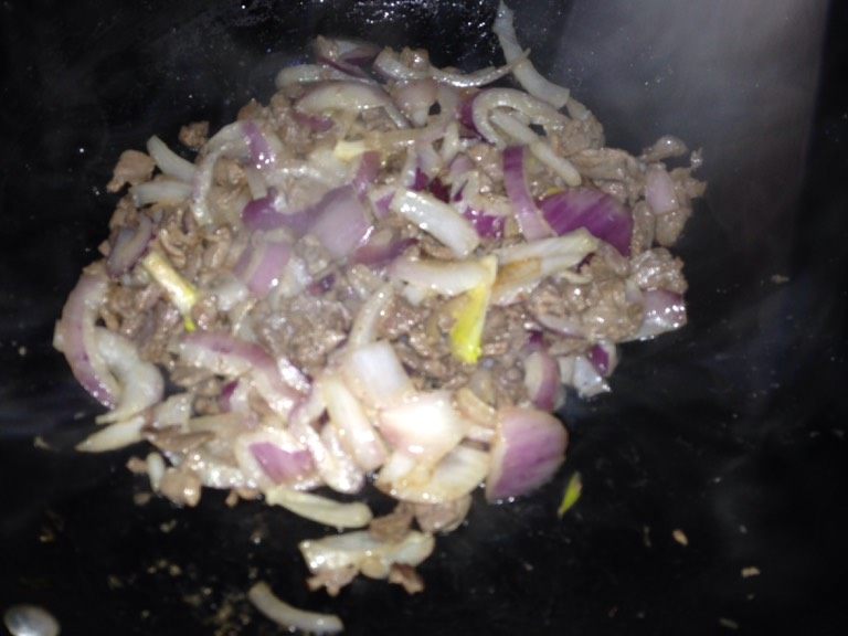 碎肉抓饭,放洋葱翻炒