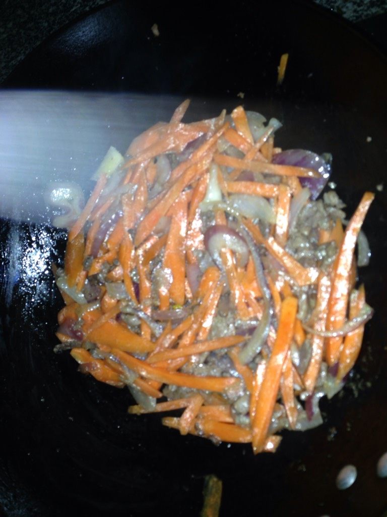 碎肉抓饭,放胡萝卜炒软 放盐 放少许水