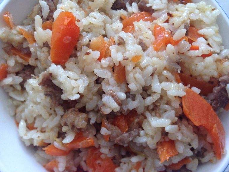 碎肉抓饭,将炒熟的胡萝卜肉分成两份 一份垫锅底 中间放米 最上层放剩下胡萝卜 按煮饭键 盛时搅拌 舀出即可