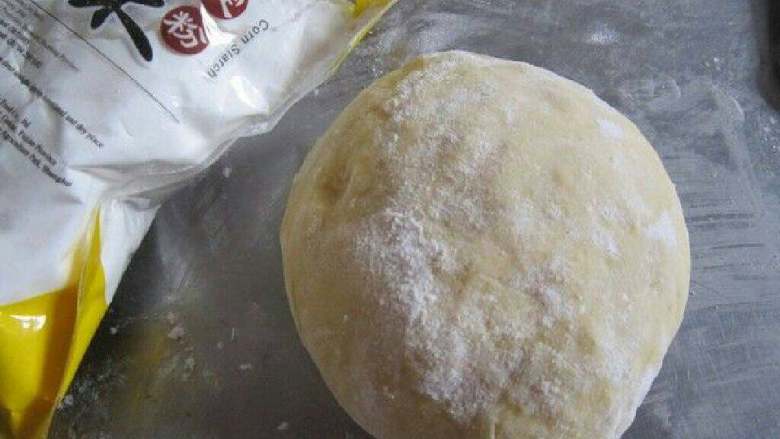番薯糯米团,将粉类倒在一起,加适量的水和成面团松驰15分钟;
