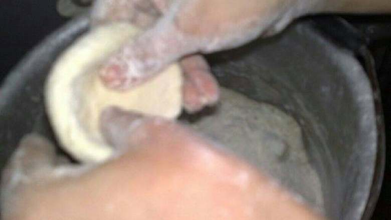 番薯糯米团,取一面团,用手弄个窝窝;