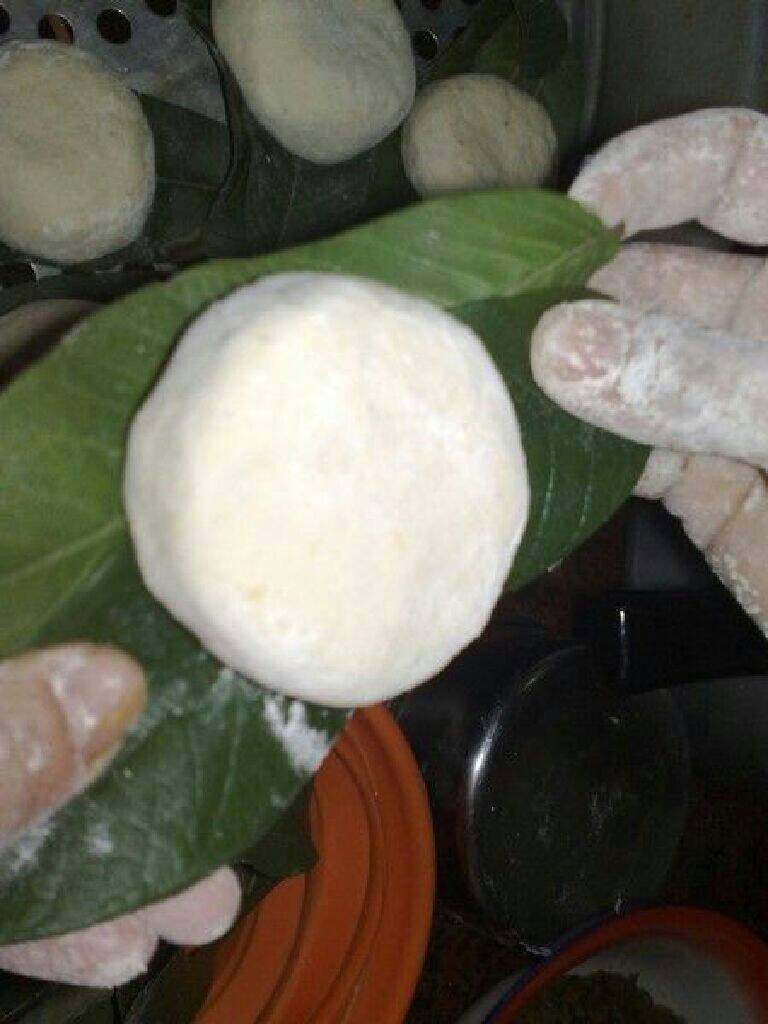 番薯糯米团,放在洗好的芭乐叶上;