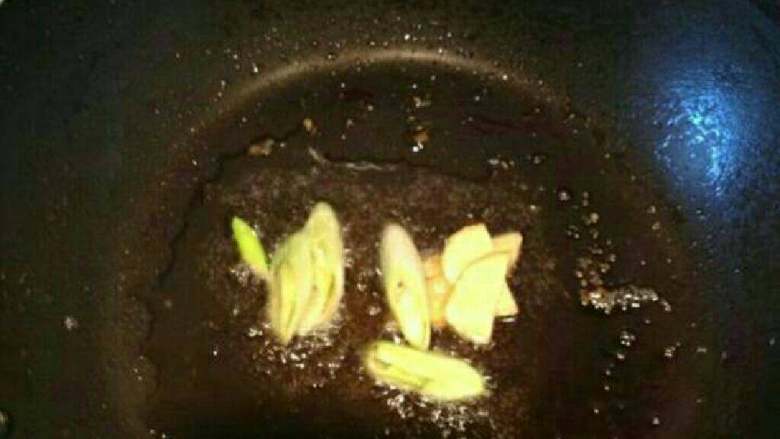 糖醋小排,锅中留少许油,放入葱姜片爆香。