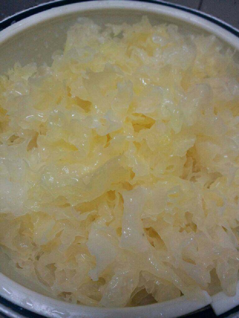 红枣银耳汤,泡好后在捞起来去掉蒂头撕小块待用