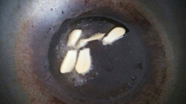 美味可乐鸡翅,热锅放油爆香姜片
