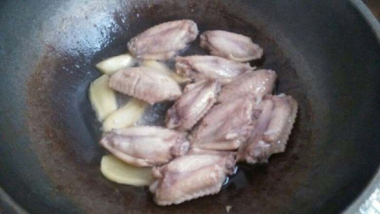美味可乐鸡翅,放入鸡翅。煎至外皮两面泛黄。