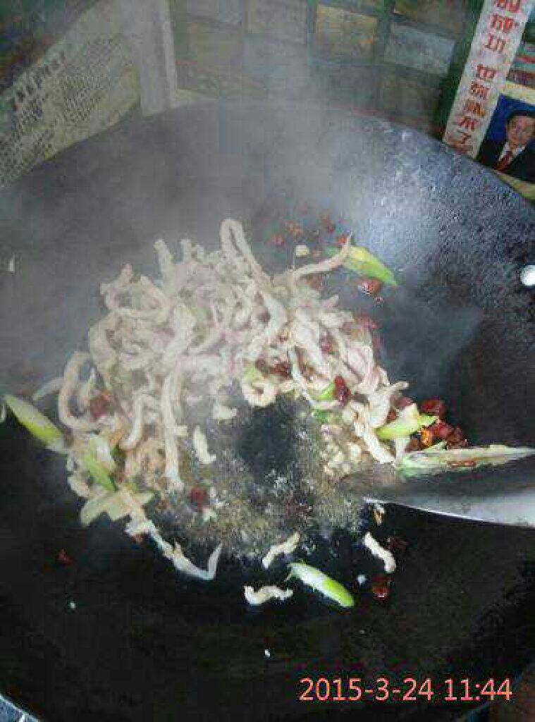 平菇炒肉,倒入<a style='color:red;display:inline-block;' href='/shicai/ 4613'>肉丝</a>翻炒