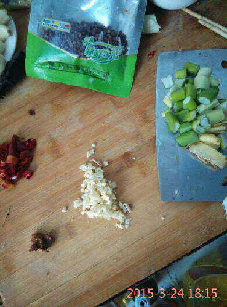 水煮肉片,红辣椒和葱切段，葱，蒜切末，