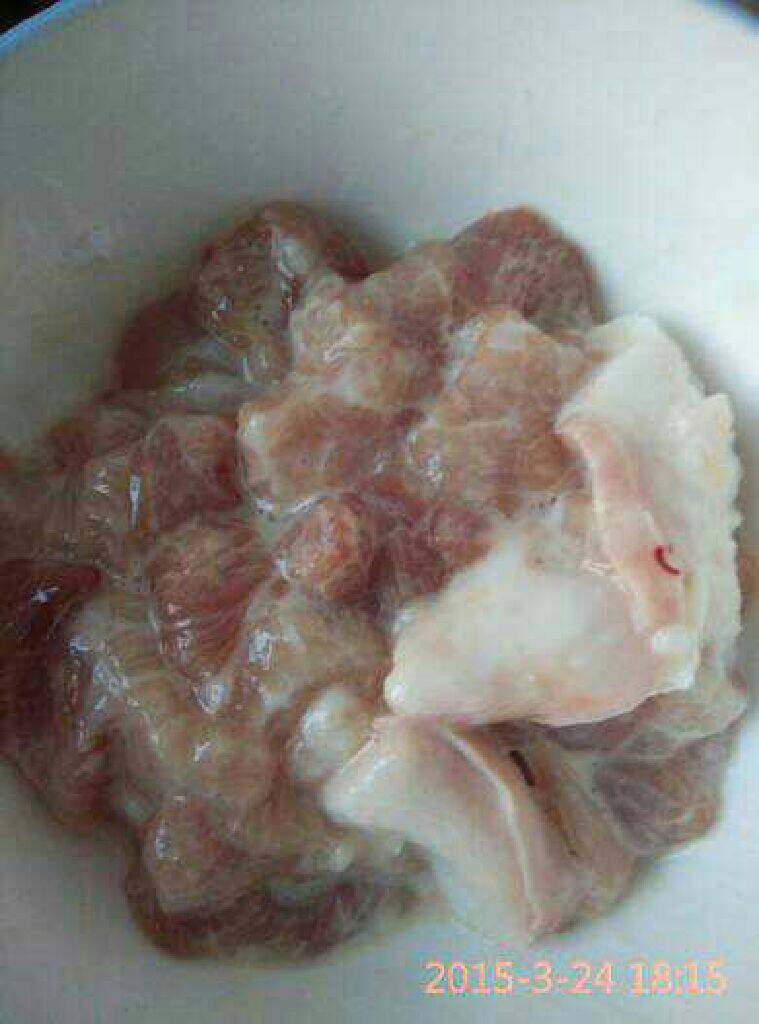 水煮肉片,<a style='color:red;display:inline-block;' href='/shicai/ 429'>瘦肉</a>切片用蛋清，淀粉，盐，料酒