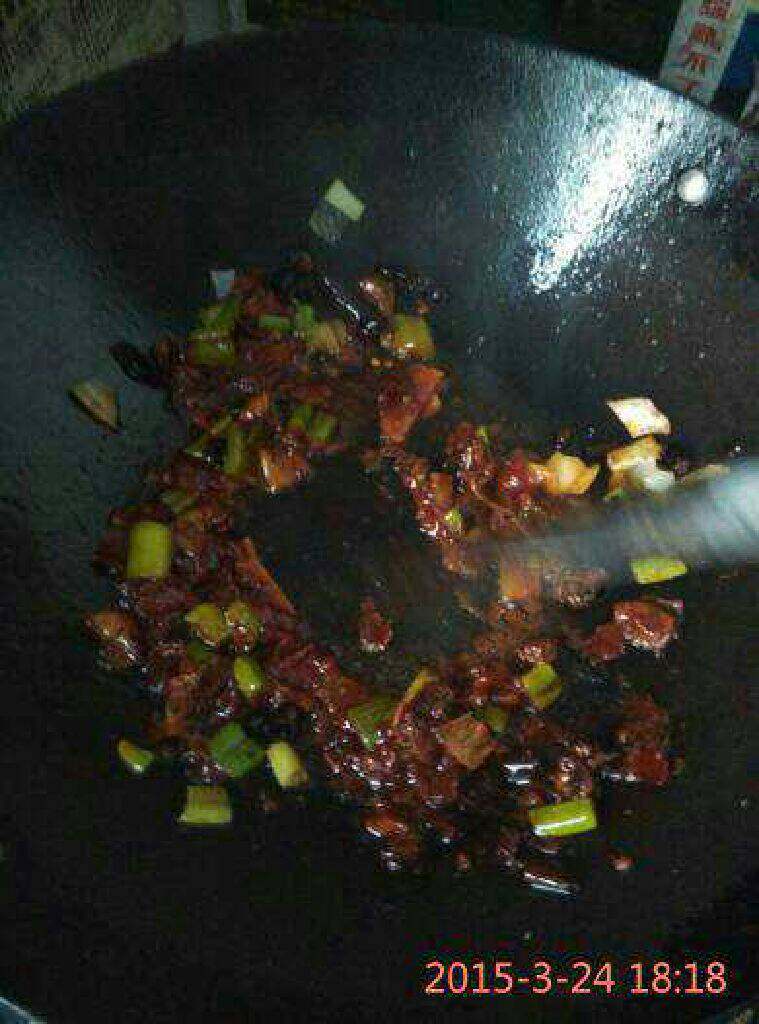 水煮肉片,热锅放油爆香花椒，干辣椒，葱段，再放点豆瓣酱炒上色