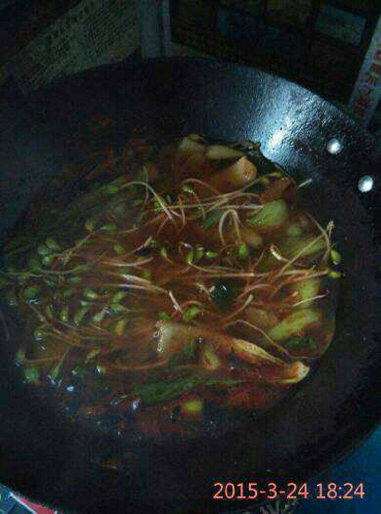 水煮肉片,加水煮开，放入蔬菜，选择自己喜欢吃的蔬菜，我放的是<a style='color:red;display:inline-block;' href='/shicai/ 3268'>豆苗</a>，<a style='color:red;display:inline-block;' href='/shicai/ 120'>豆芽</a>，<a style='color:red;display:inline-block;' href='/shicai/ 234'>金针菇</a>，<a style='color:red;display:inline-block;' href='/shicai/ 115'>油菜</a>。