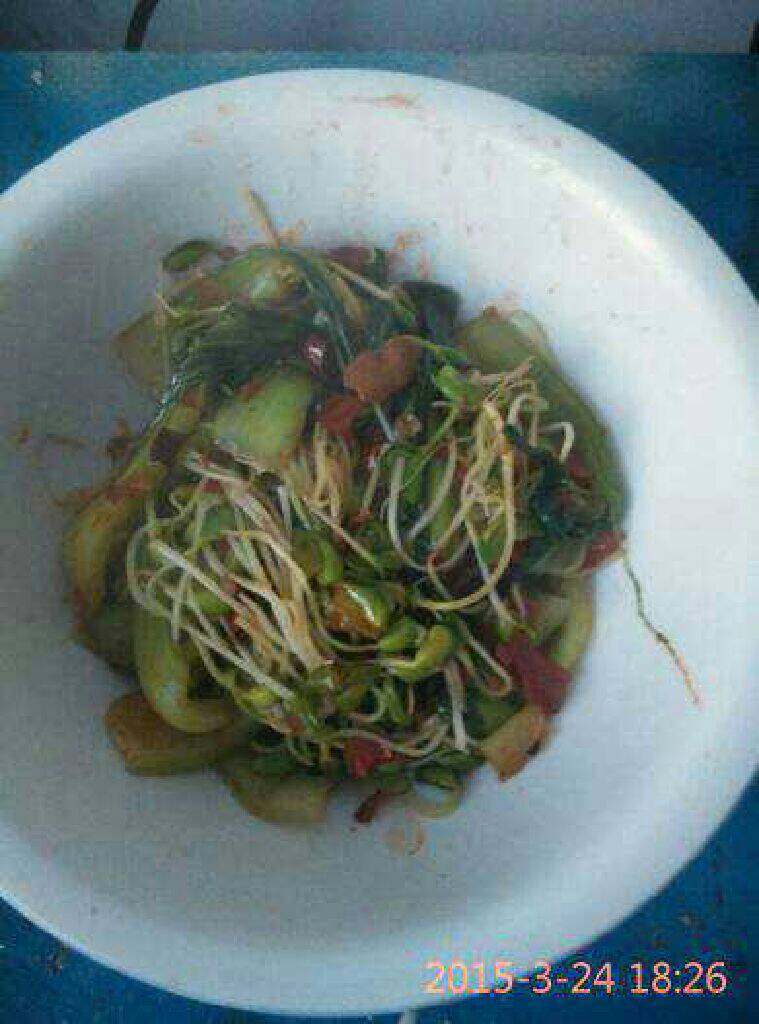 水煮肉片,再把煮熟的菜捞起放碗底