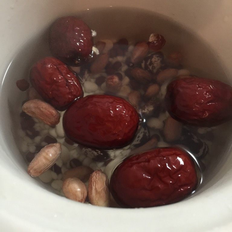 红豆红枣粥（炖锅版）,如图根据自己的喜好加入适量开水，炖锅开大火煮开后转小火焖煮6-8个小时；