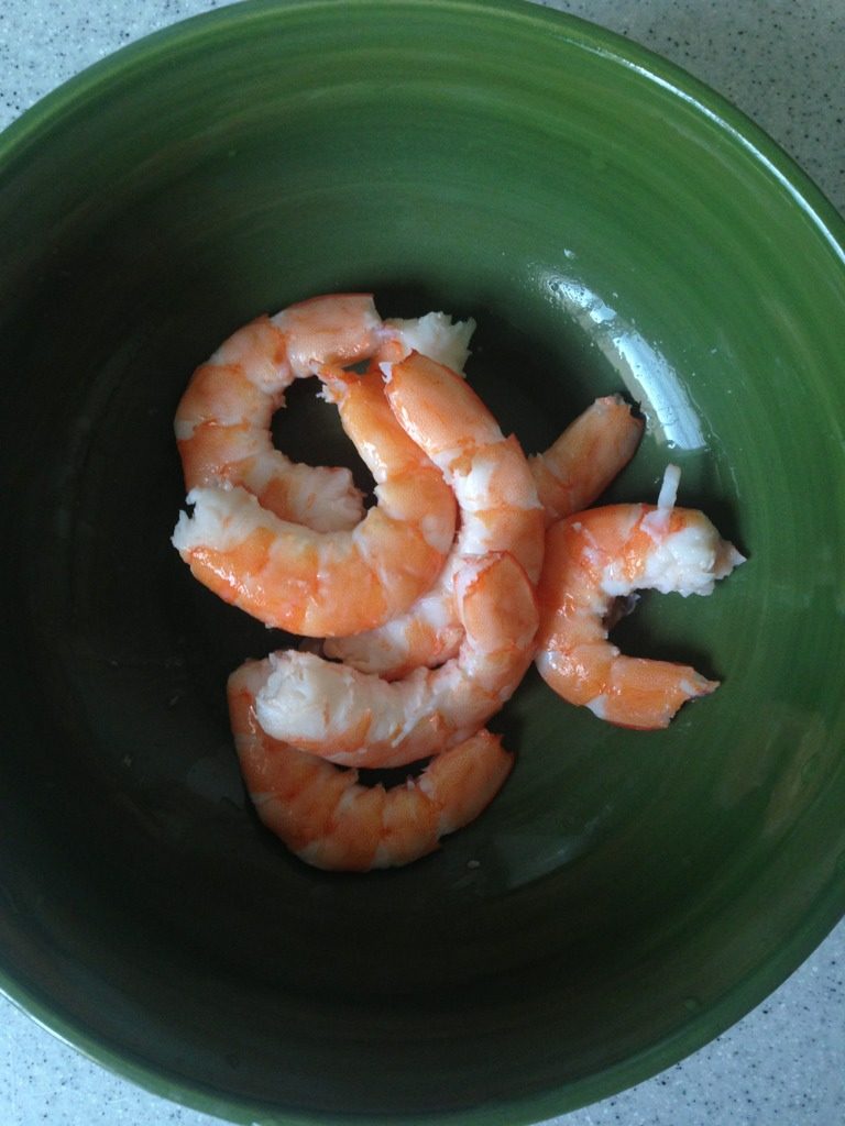 虾仁水蒸蛋,鲜<a style='color:red;display:inline-block;' href='/shicai/ 300'>虾</a>用适量料酒，盐，姜煮一下，去<a style='color:red;display:inline-block;' href='/shicai/ 300'>虾</a>壳，放入碗中备用，如图