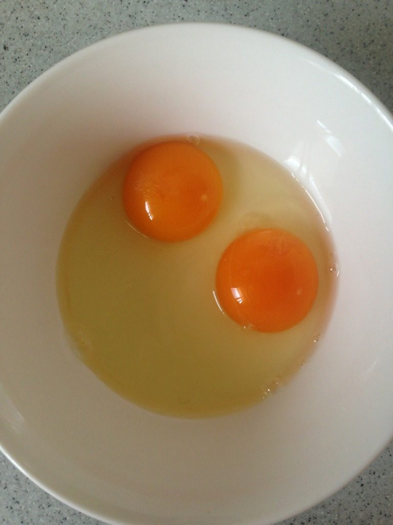 虾仁水蒸蛋,<a style='color:red;display:inline-block;' href='/shicai/ 9'>鸡蛋</a>备用，如图