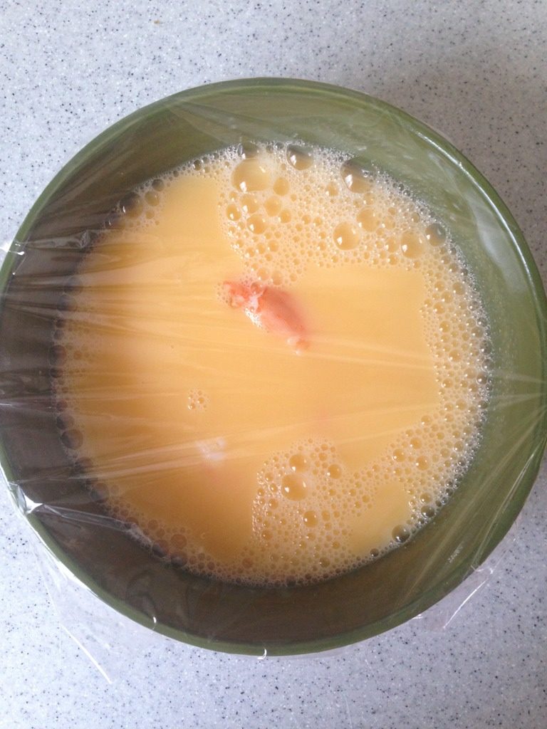 虾仁水蒸蛋,将蛋液打散倒入虾仁碗中，如图