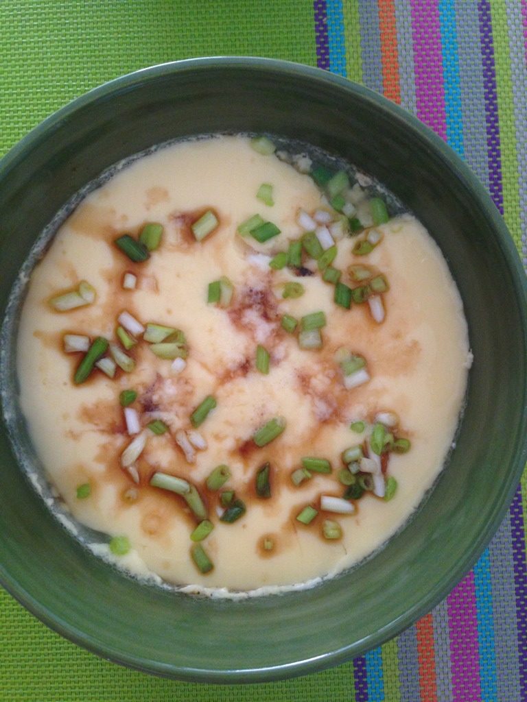 虾仁水蒸蛋,出锅加入小葱和生抽即可，如图