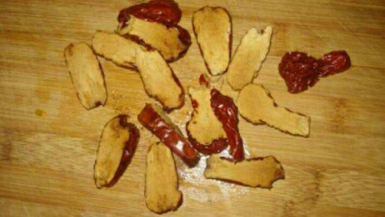 红糖水,红枣切片儿。