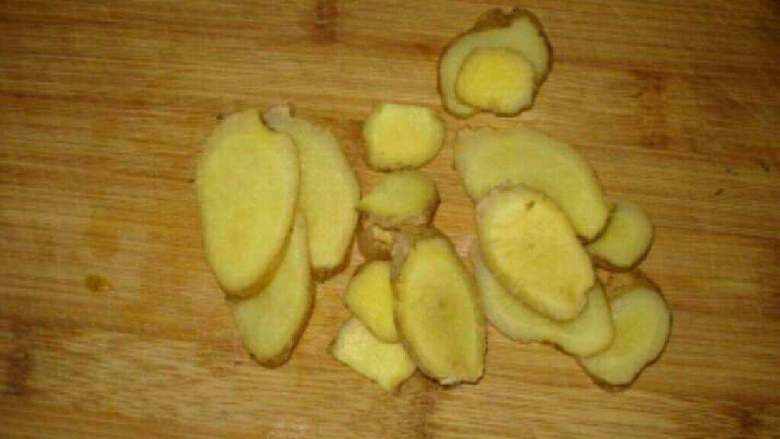 红糖水,<a style='color:red;display:inline-block;' href='/shicai/ 37'>姜</a>去皮切片儿。