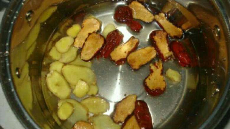 红糖水,将枣片和姜片放入煮锅中浸泡10分钟。