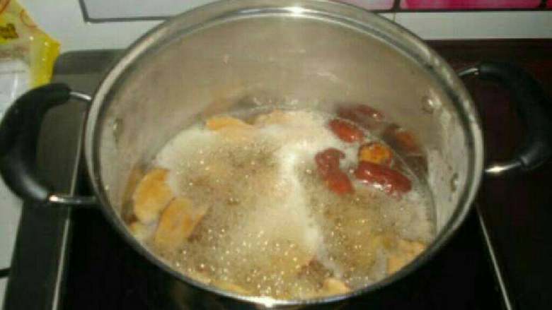 红糖水,开火煮至沸腾。