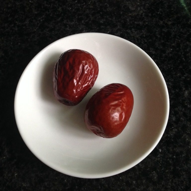 红枣茶,把<a style='color:red;display:inline-block;' href='/shicai/ 2470'>红枣</a>洗干净擦干水份