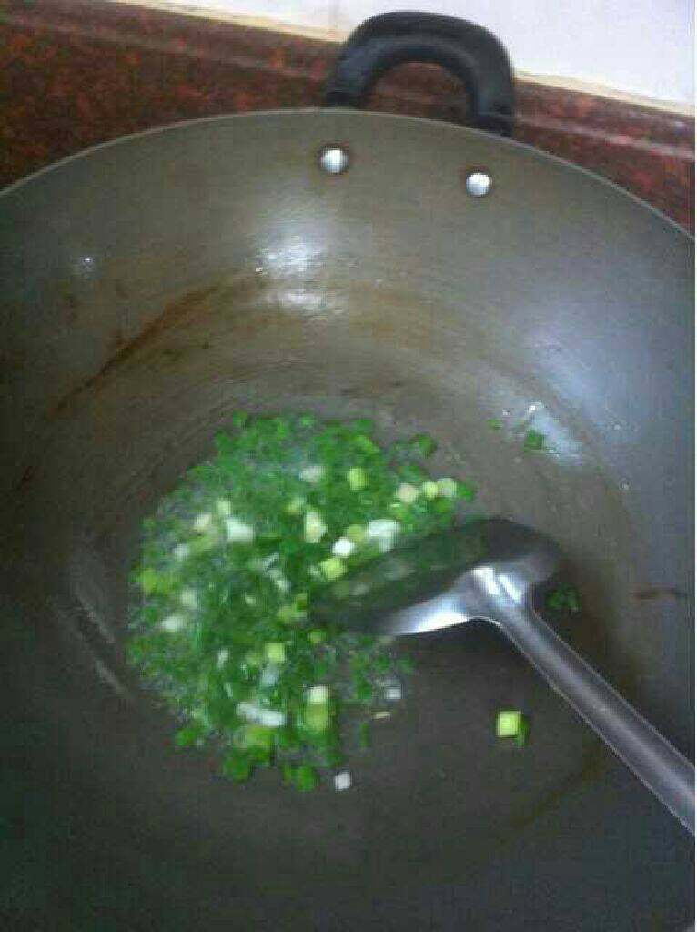 午餐面,热锅放油小火炒香葱花