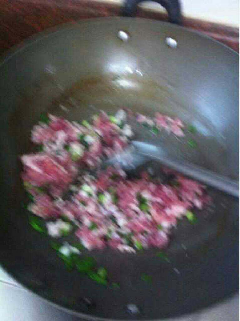 午餐面,再把肉放进去炒变色