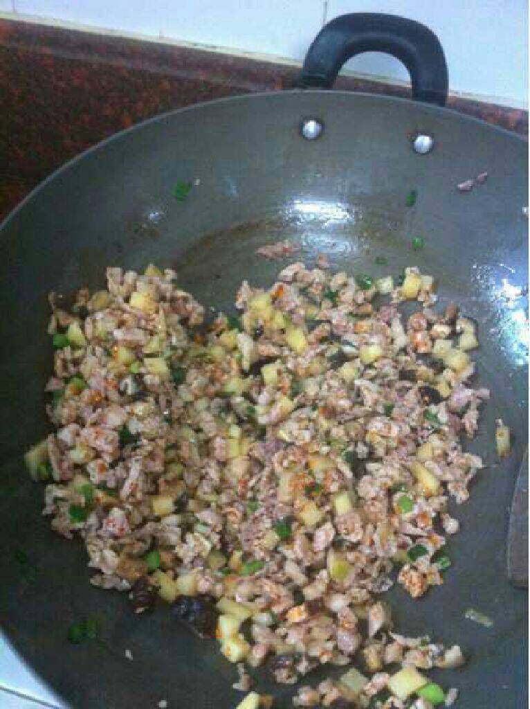 午餐面,肉炒熟放土豆丁，香菇丁翻炒加点辣椒面，