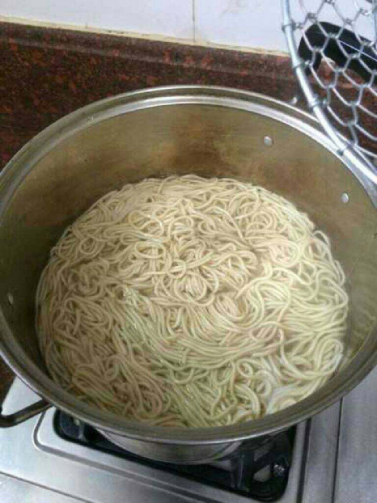 午餐面,面条下锅煮熟