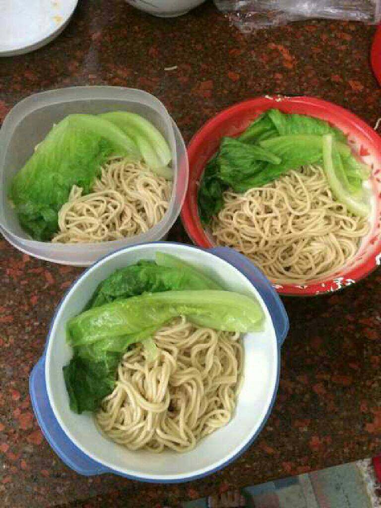 午餐面,煮好的面条装碗，再煮两条青菜放上面