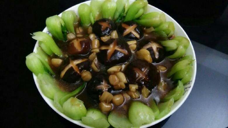蚝油蘑菇,将勾好的芡汁浇到蘑菇上即可。