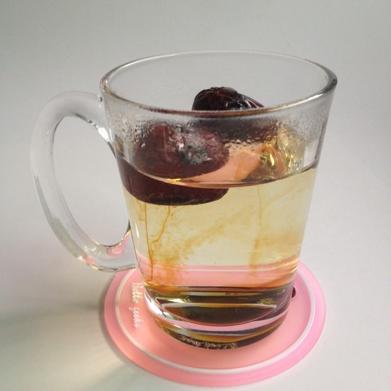 红枣茶,倒入开水冲泡