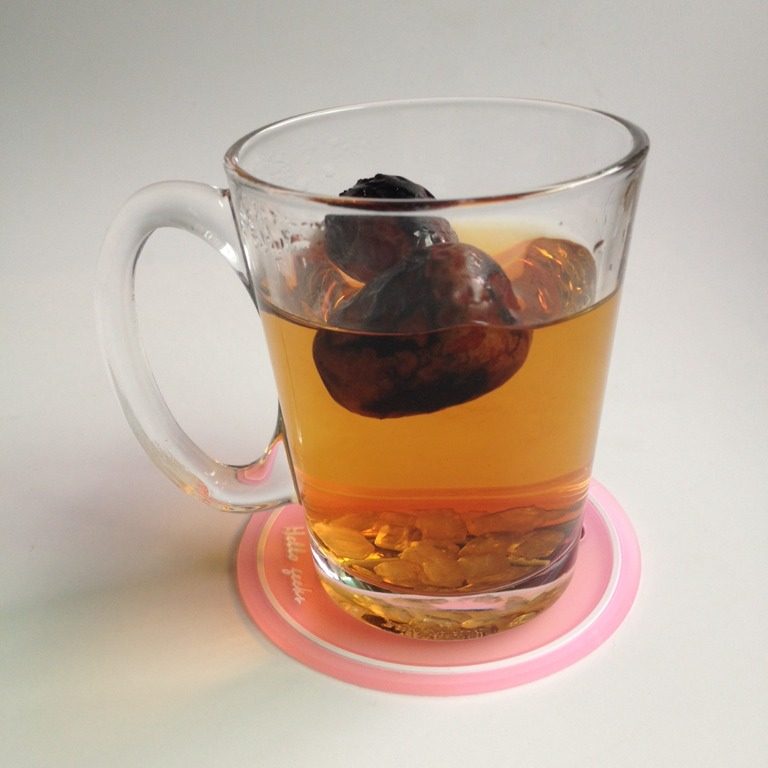 红枣茶,放入适量<a style='color:red;display:inline-block;' href='/shicai/ 866'>冰糖</a>即可