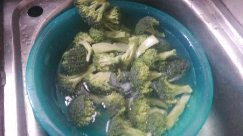 肉末炒西兰花,切小朵