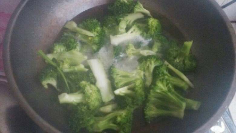 肉末炒西兰花,把洗干净的西兰花倒入开水锅里，烫熟！把烫熟的西兰花捞起来备用。