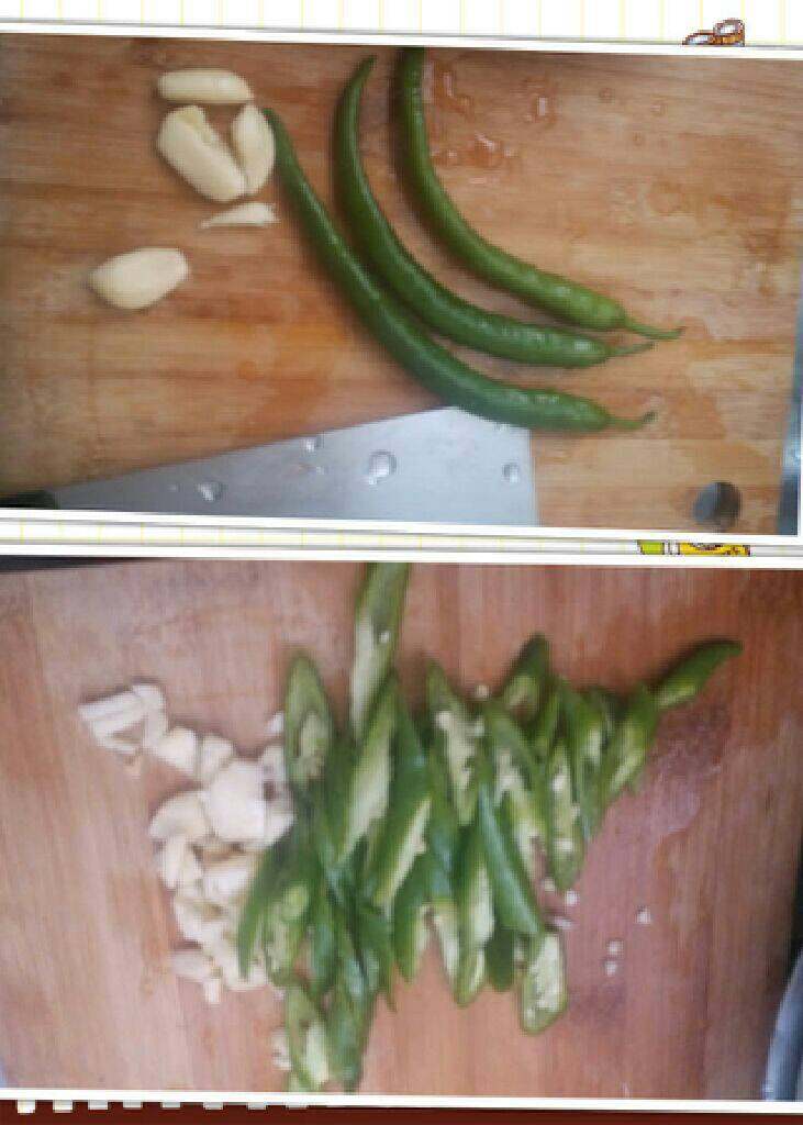 肉末炒西兰花,<a style='color:red;display:inline-block;' href='/shicai/ 8778'>尖椒</a>切凌片，蒜拍碎切末