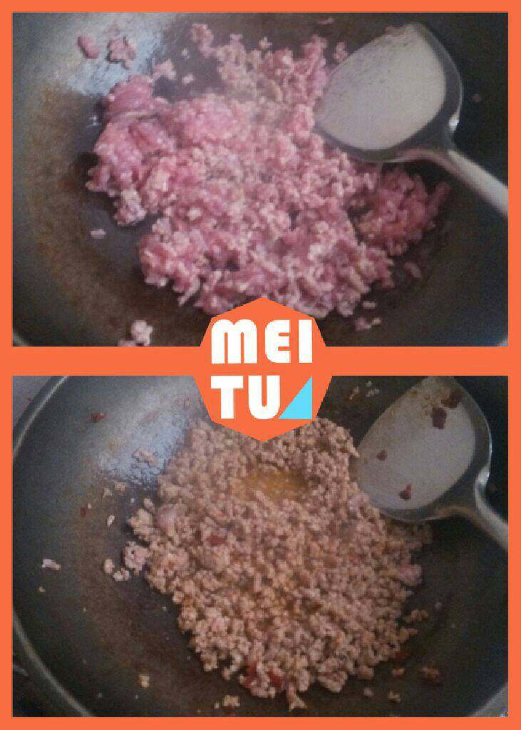 肉末炒西兰花,热锅放油炒熟肉末，加盐和豆瓣酱炒上色，捞起装盘先