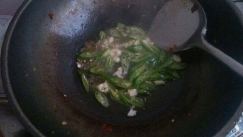 肉末炒西兰花,热油锅之后，爆香尖椒和蒜末