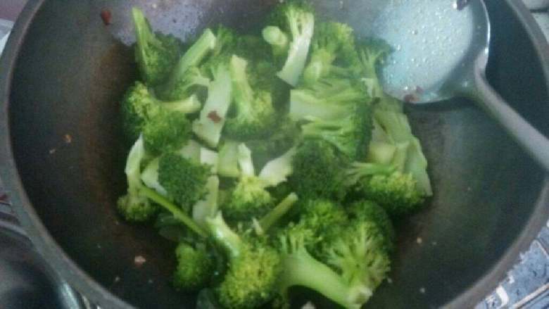 肉末炒西兰花,把烫好的西兰花倒入炒锅爆炒会儿！