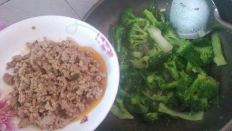 肉末炒西兰花,把肉末倒入炒锅和西兰花一起炒！