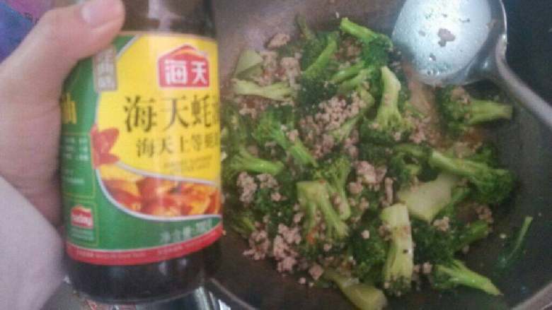 肉末炒西兰花,放点蚝油调味就可以啦！