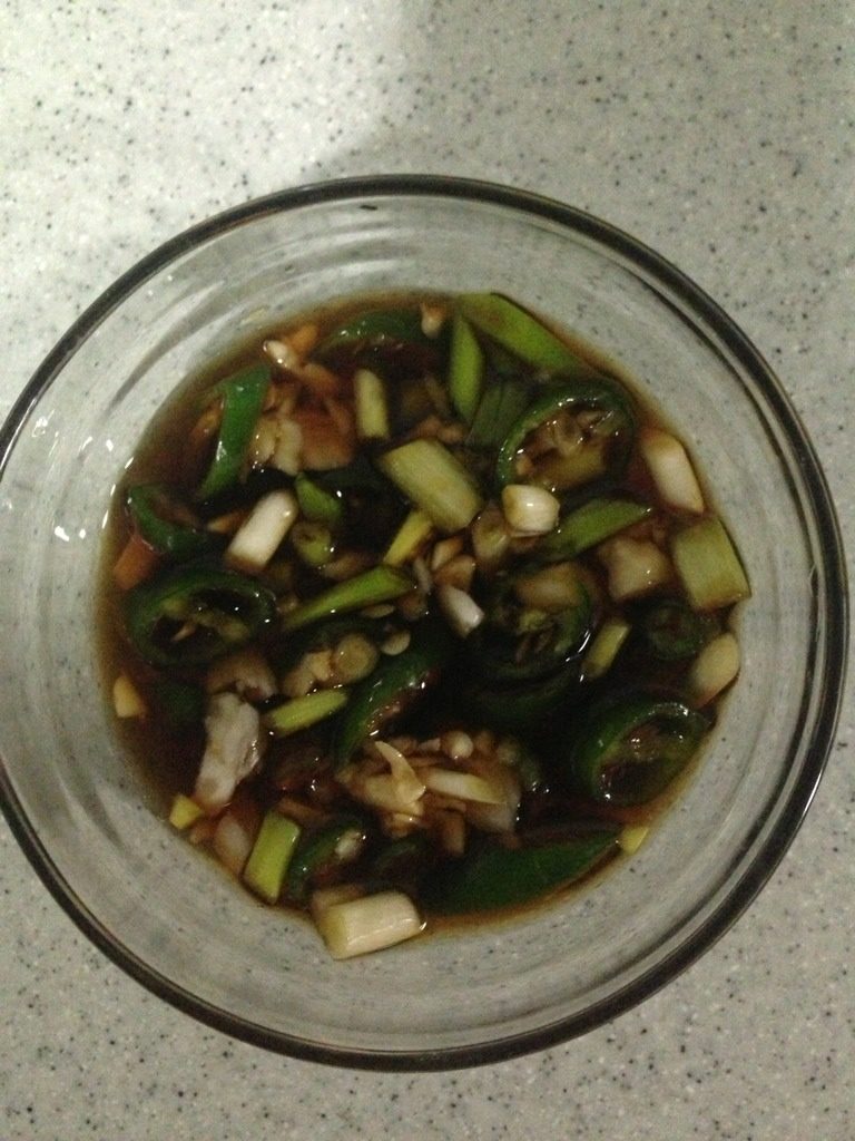 凉拌海带丝,葱蒜尖椒里调入生抽，白醋，糖，腌十分钟，如图