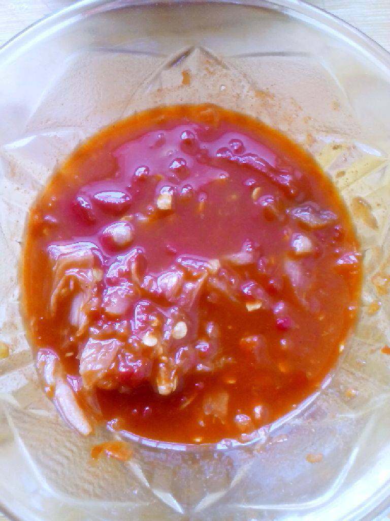 韩国泡菜汤,辣白菜的腌出的料汁，一碗备用。