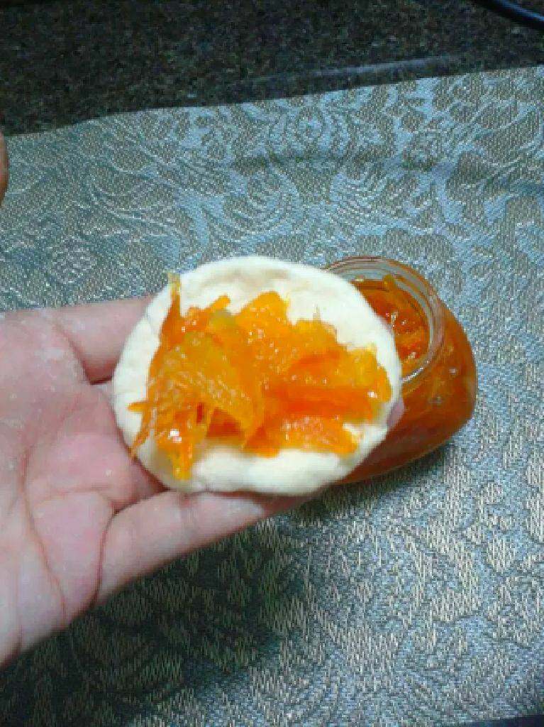 香橙果酱包子,取一小团面团包入香橙果酱