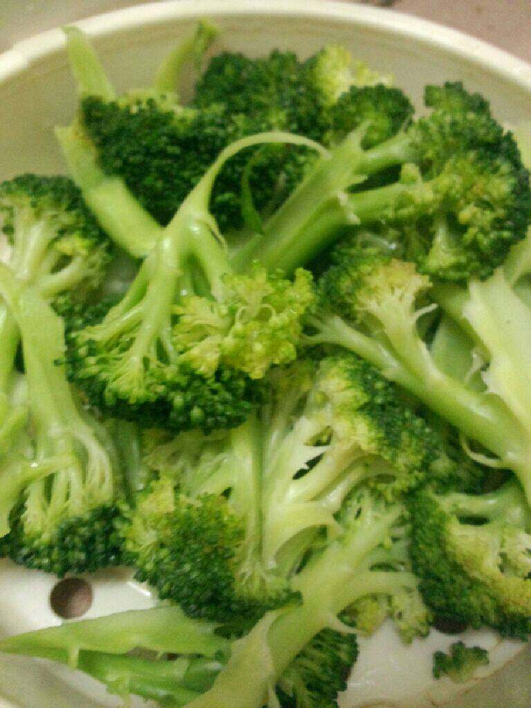 蒜炒西兰花,锅加水烧开  把备好的西兰花放入飞水  飞好后在捞起来待用