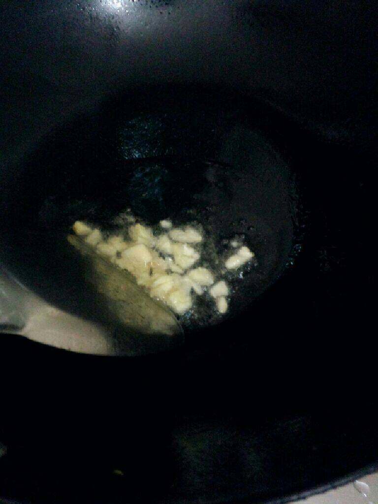 蒜炒西兰花,锅加油烧热  把蒜放入爆香