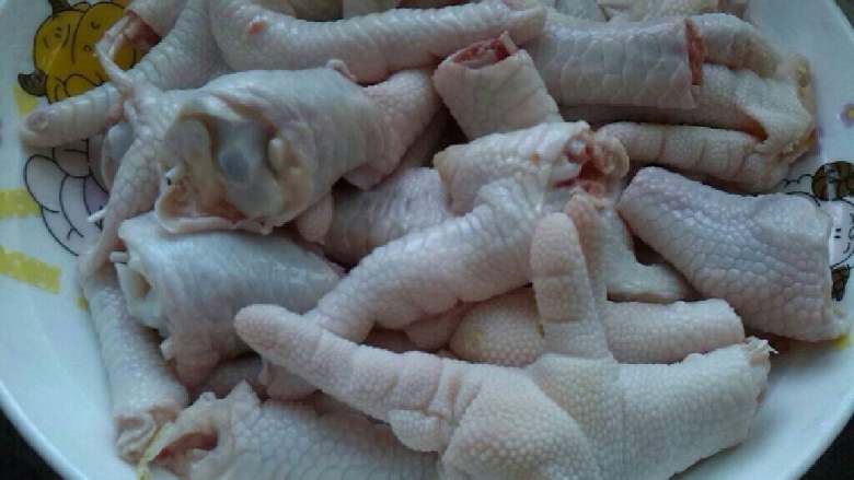 ≈红烧鸡爪≈,<a style='color:red;display:inline-block;' href='/shicai/ 89'>鸡爪</a>剪去指甲，洗净，切成小段